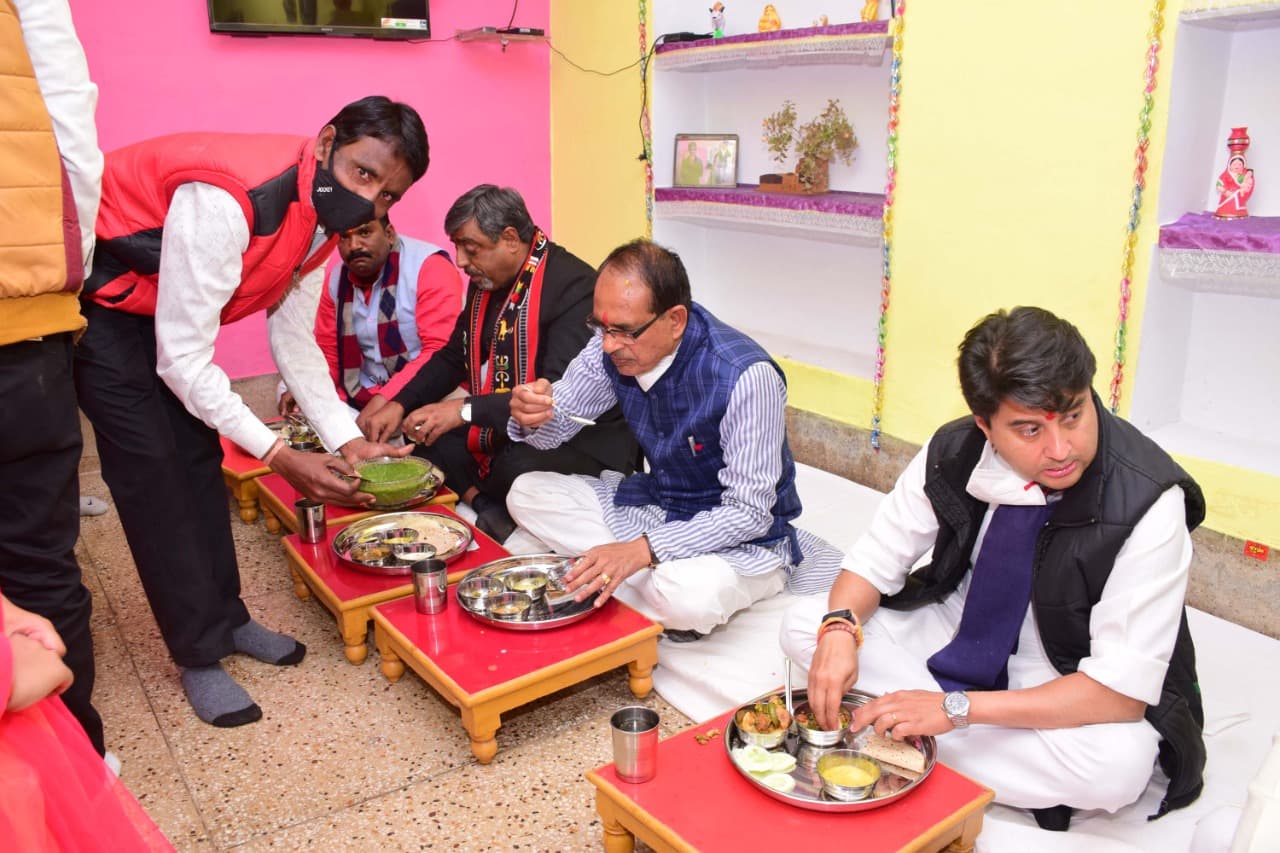 “महाराज” का यह आम अंदाज, लंच पालिटिक्स से गरमाई सियासत