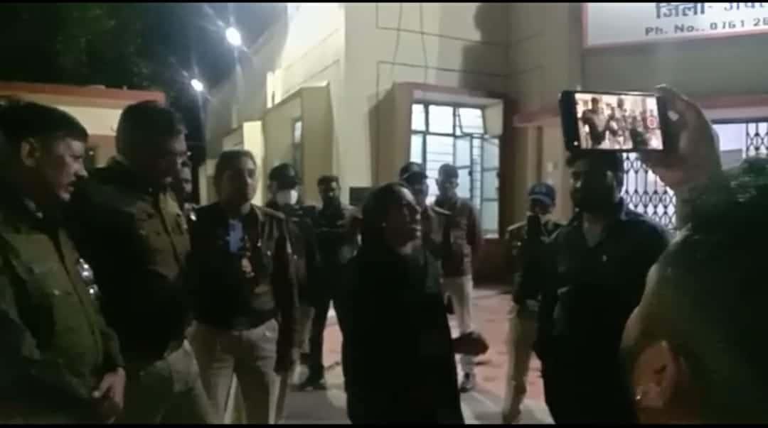 चाकू के साथ पुलिस ने पकड़ा युवक, थाने पहुंचकर कांग्रेस नेत्री ने किया हंगामा
