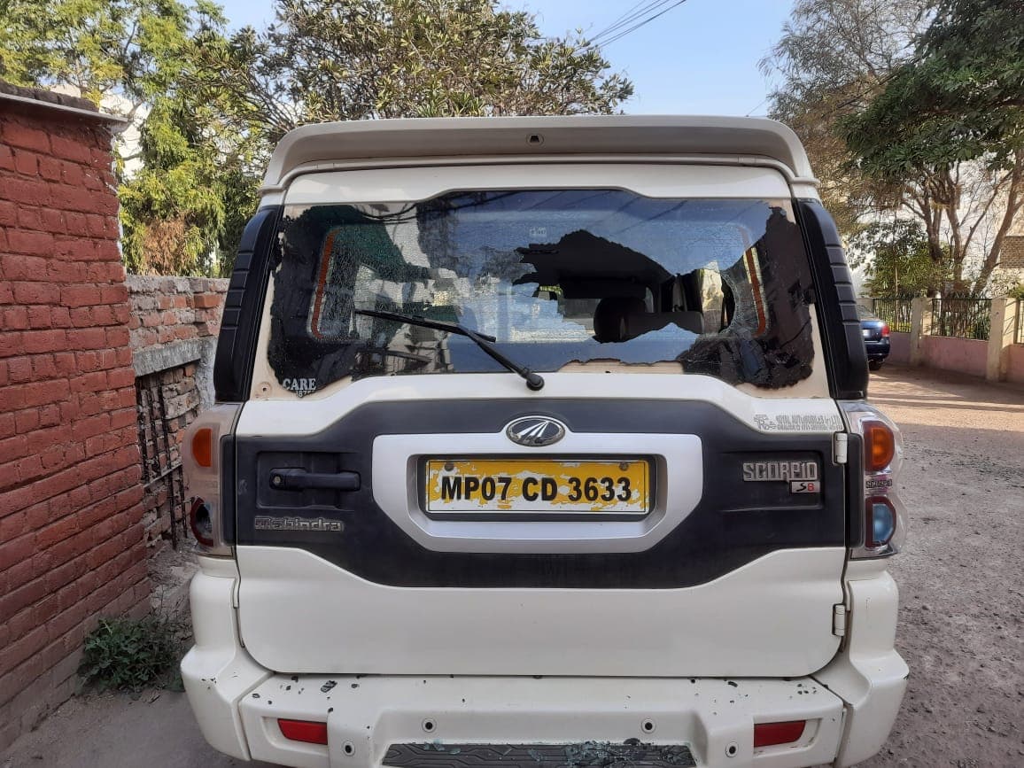 बदमाशों के निशाने पर एक थाना, गाड़ियों के शीशे तोड़े, घर में बंधे 1 लाख के पशु ले गए