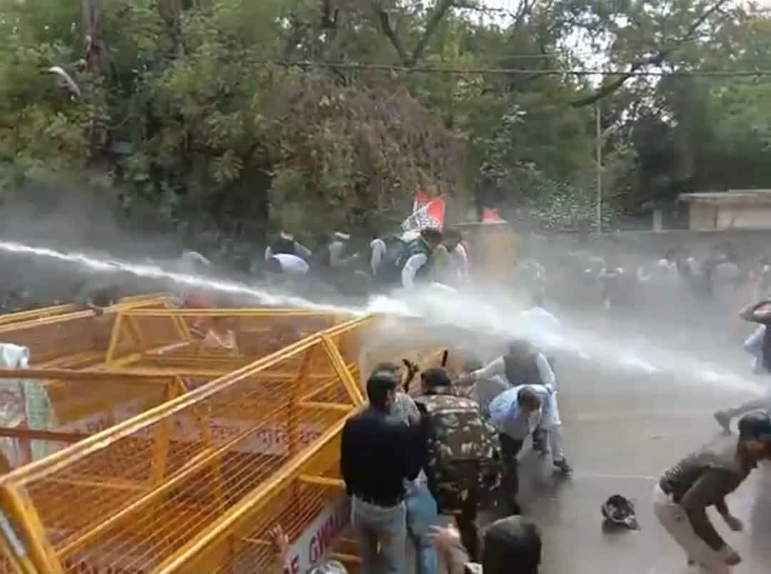 Gwalior: नगर निगम का घेराव करने जा रही कांग्रेस पर वाटर केनन का प्रयोग,लाठीचार्ज