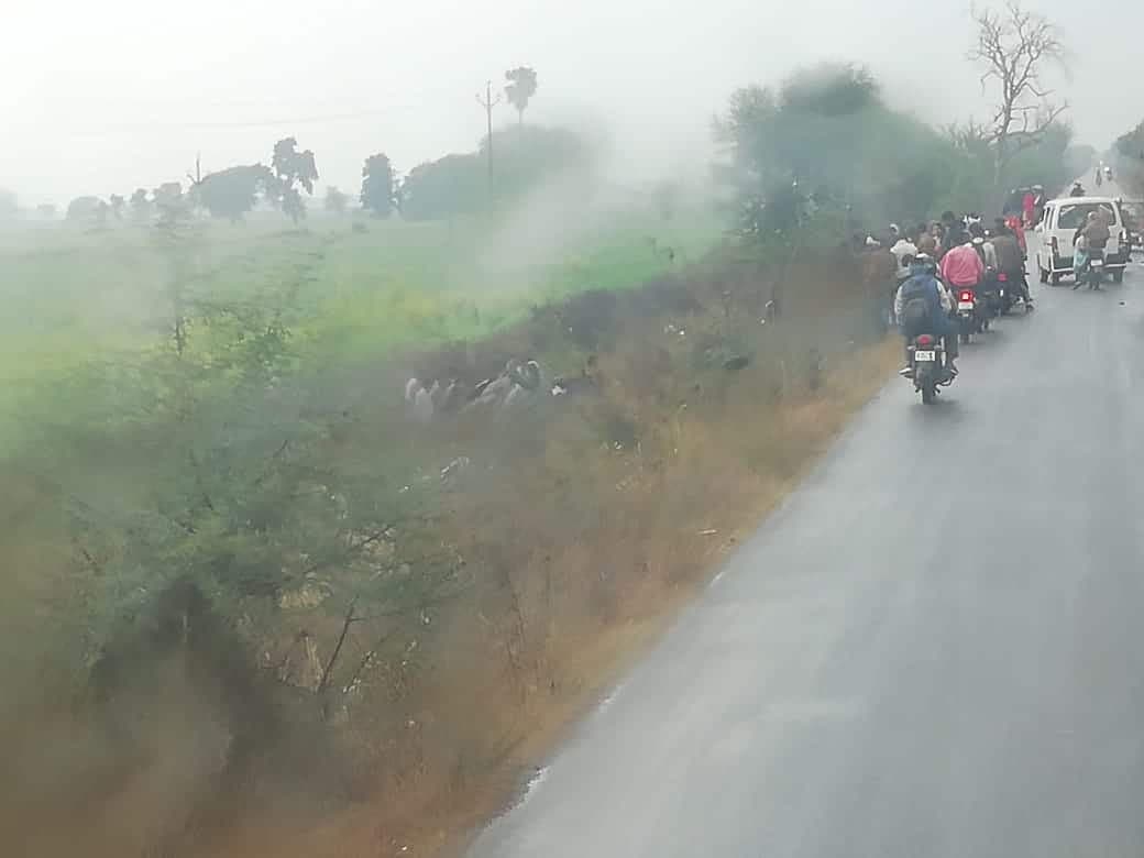 तेज रफ़्तार कार अनियंत्रित होकर खाई में गिरी, एक व्यक्ति की मौत, तीन घायल
