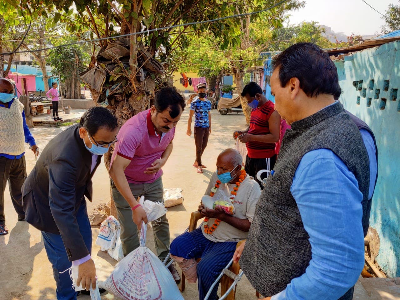 Gwalior News : राशन मिलते ही खिले चेहरे, बुजुर्गों ने भावुक होकर दिया आशीर्वाद