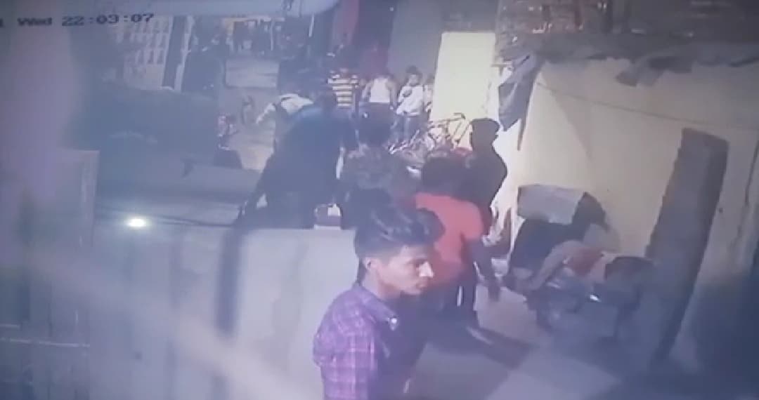 एक साल पहले की रंजिश, छोटे पारस ने बड़े पारस पर किया जानलेवा हमला