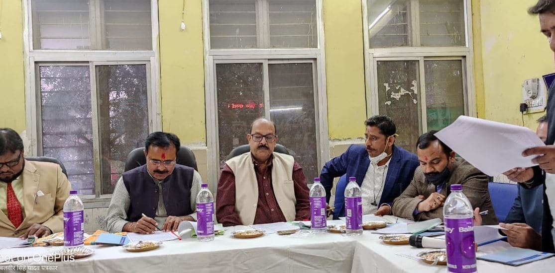 रोगी कल्याण समिति की बैठक में एक्शन मोड में दिखे राज्यमंत्री