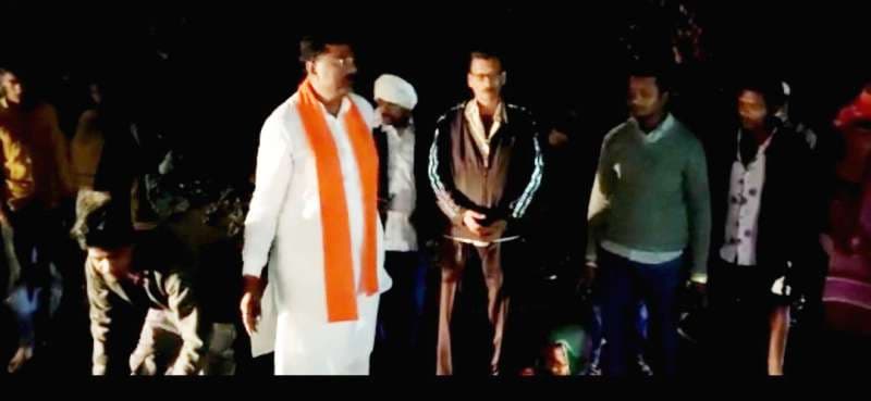 मंत्री कमल पटेल की संवेदनशीलता, सड़क हादसे में घायल लोगों को पहुंचाया अस्पताल