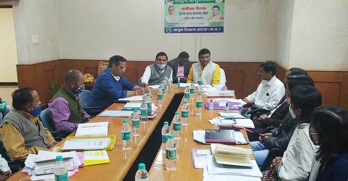 आयुष मंत्री ने ली बैठक, अस्पताल परिसर में हर्बल गार्डन लगाने के निर्देश