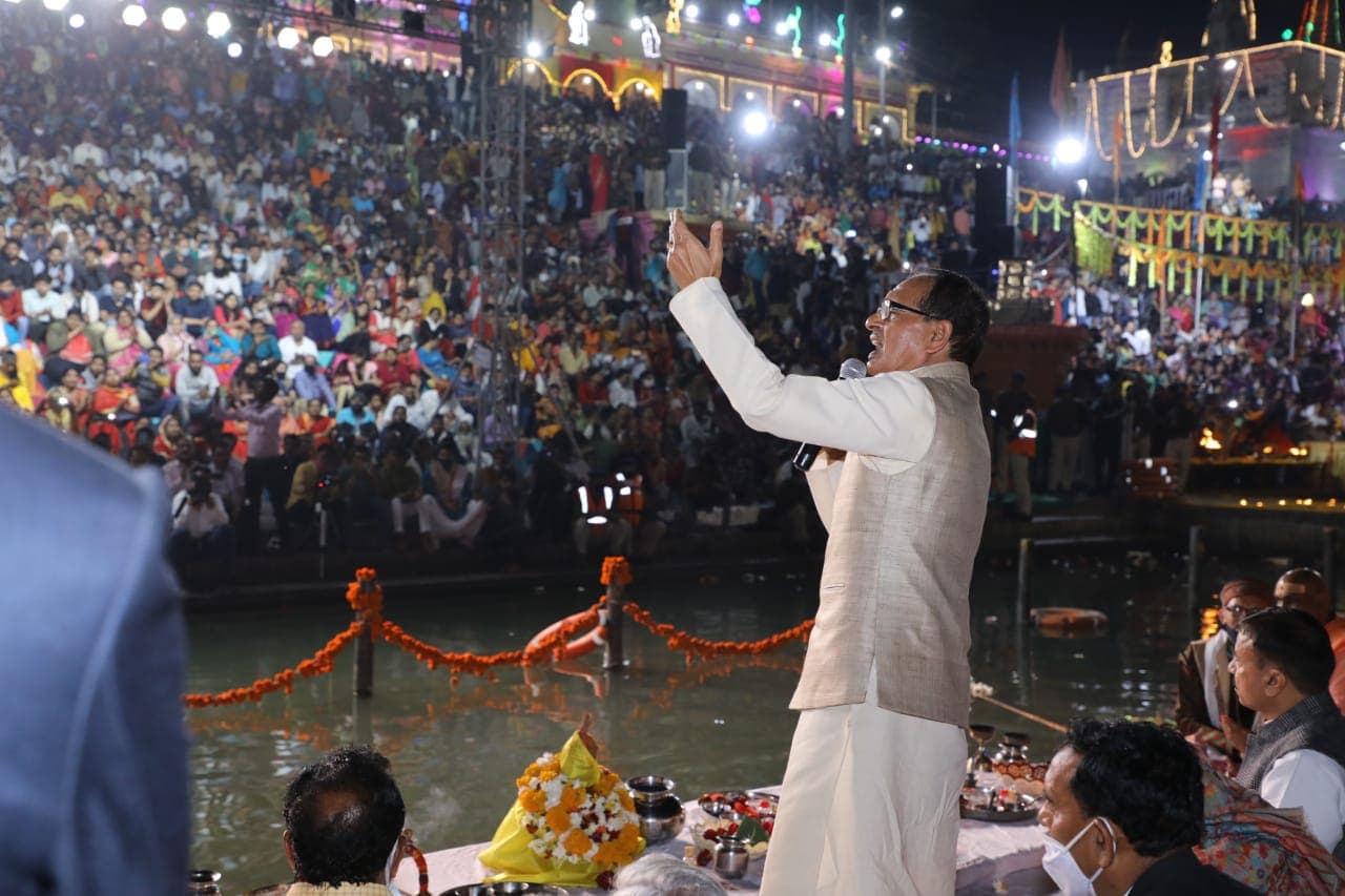 Hoshangabad- सीएम शिवराज का अलग अंदाज, नर्मदा महोत्सव में गाए भजन, देखिये वीडियो