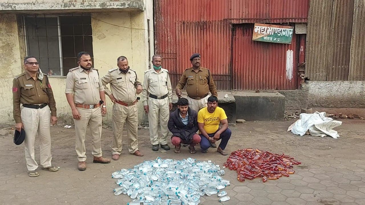 आबकारी विभाग ने जब्त की अवैध शराब, दो आरोपी फरार