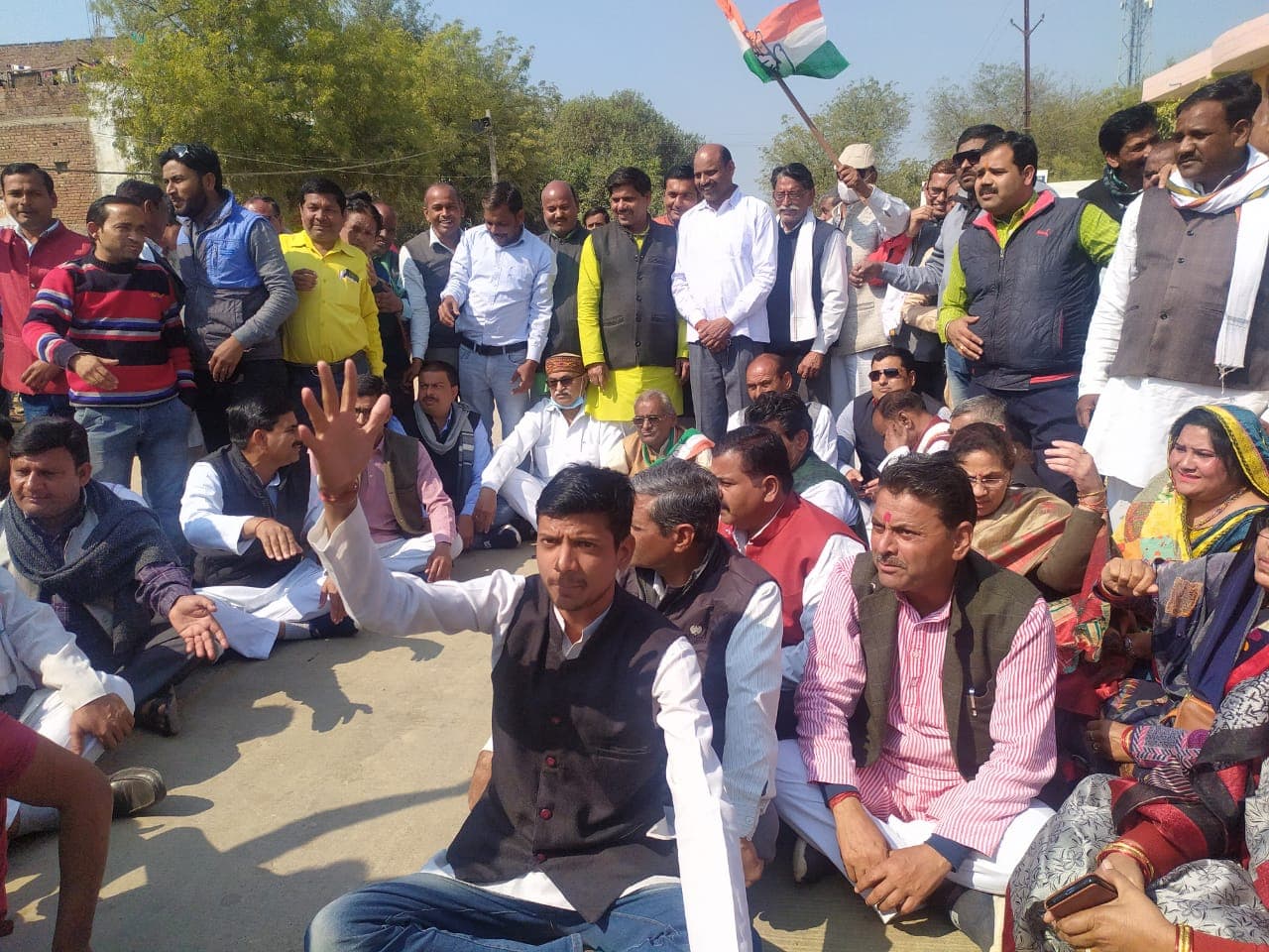 किसानों के समर्थन में कांग्रेस का चक्काजाम, भिंड में सैंकड़ों कांग्रेसियों का प्रदर्शन