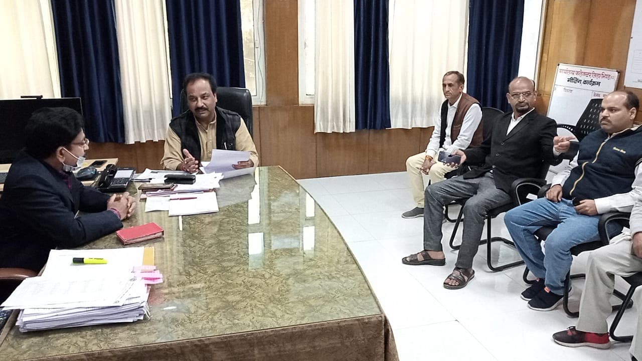 किसानों की समस्याओं को लेकर बीजेपी नेता रमेश दुबे ने कलेक्टर को सौंपा पत्र