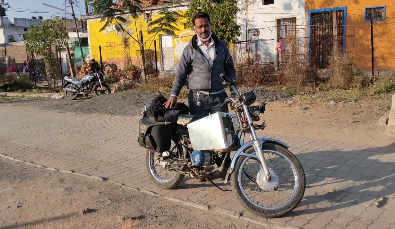 Betul News: विद्युतकर्मी ने 18 साल पुरानी मोटरसाइकिल को इलेक्ट्रिक बाइक में बदला