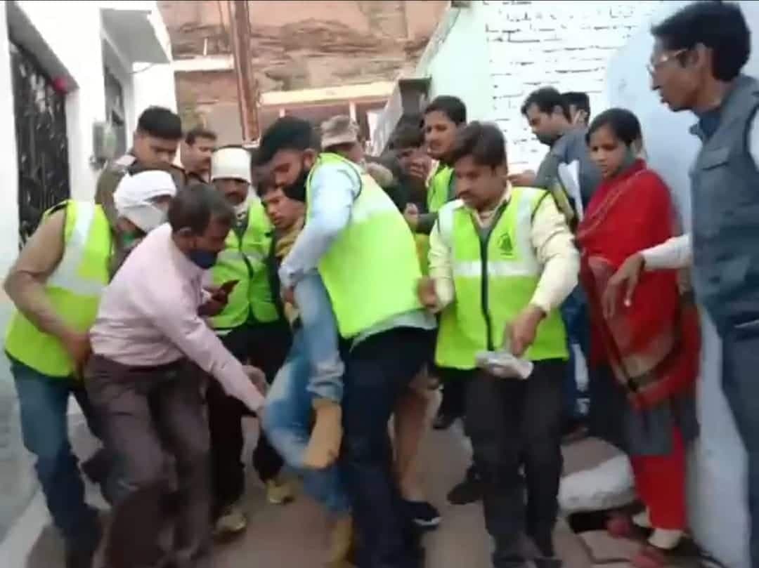 एंटी माफिया अभियान: बदमाश का घर तोड़ते समय निगमकर्मी पर गिरी दीवार
