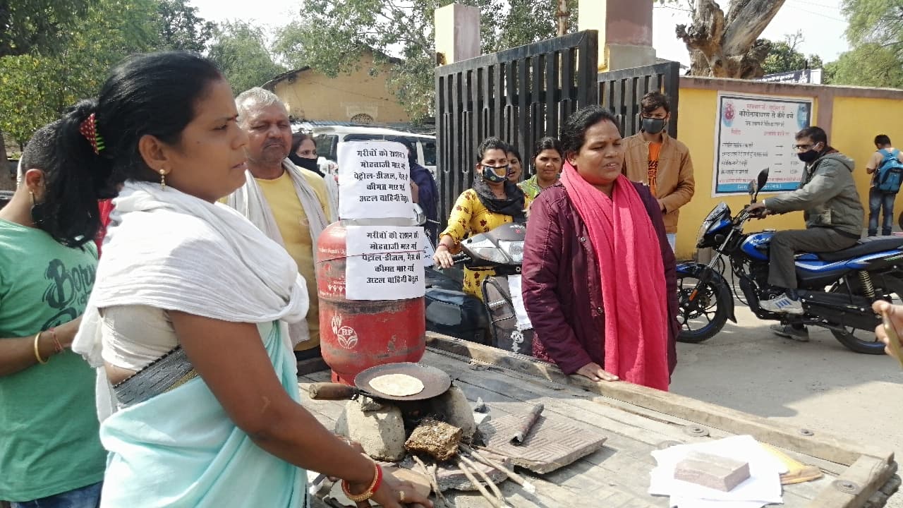 Baitul- महंगाई के खिलाफ अनोखा प्रदर्शन, सिलेंडर को ठेले पर रखा चूल्हे पर बनाई रोटियां, गाड़ी को मारा धक्का