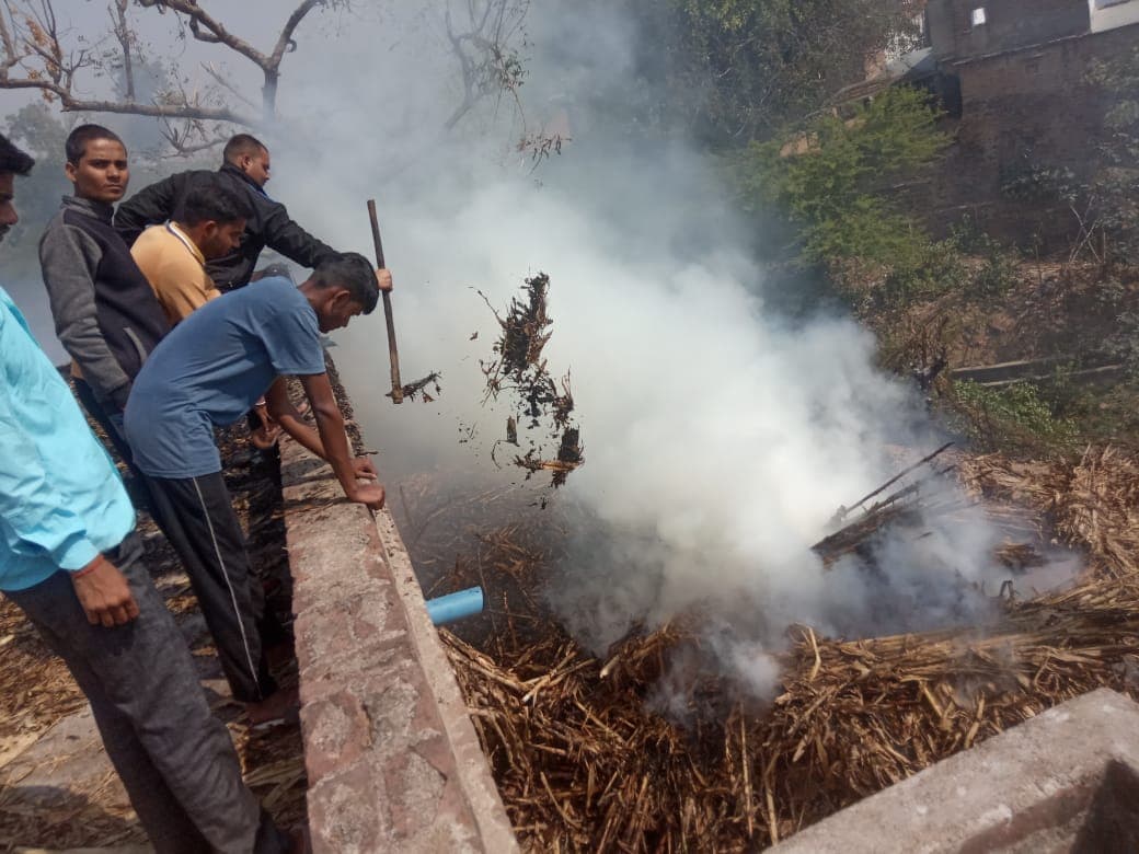 छत पर लगी आग, सूचना के बाद भी ढाई घंटे बाद पहुंची फायर ब्रिगेड