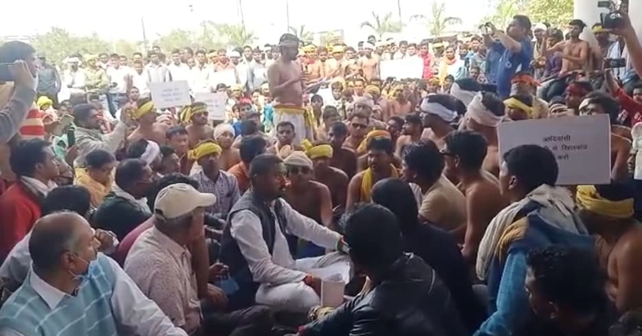 आदिवासियों का प्रदर्शन, चेतावनी- मांगें नहीं मानी तो संवैधानिक व्यवस्था से खुद को कर लेंगे अलग