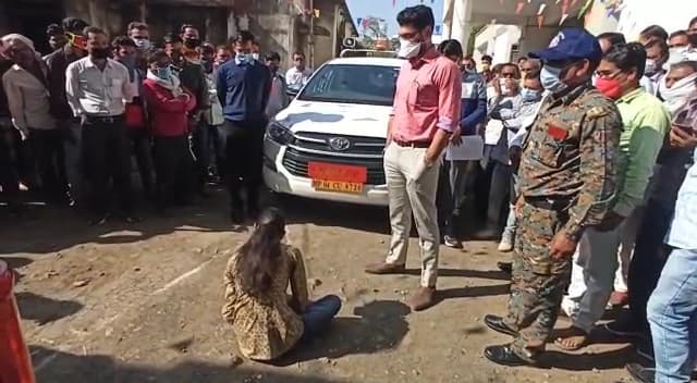 Baitul- छात्रा ने रोका कलेक्टर का काफिला, कार के सामने धरने पर बैठी, ये है मामला