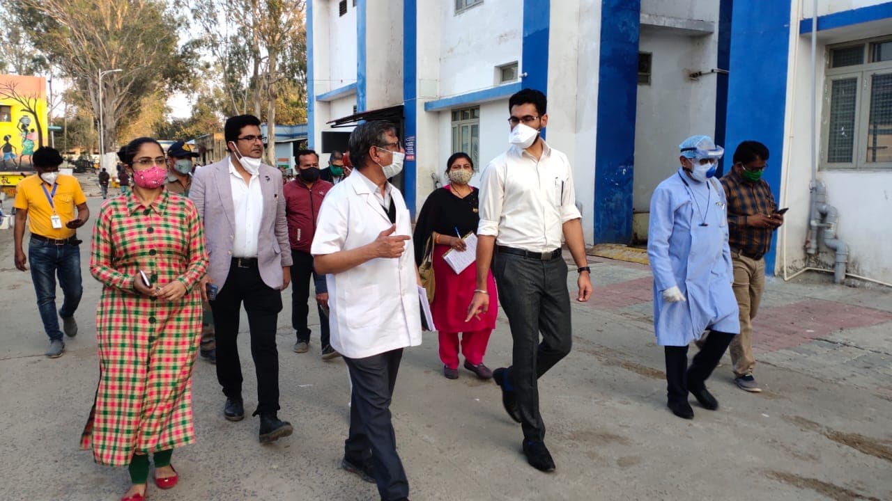 कलेक्टर का जिला अस्पताल में औचक दौरा, कोरोना संबंधी व्यवस्थाओं का जायजा लिया