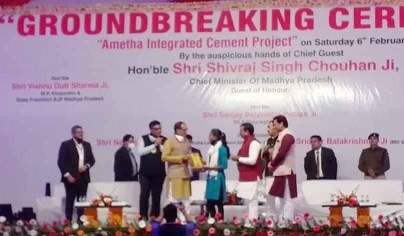 सीएम ने कटनी को दी करोड़ों के विकासकार्यों की सौगात, बहादुर बेटी का मंच पर सम्मान