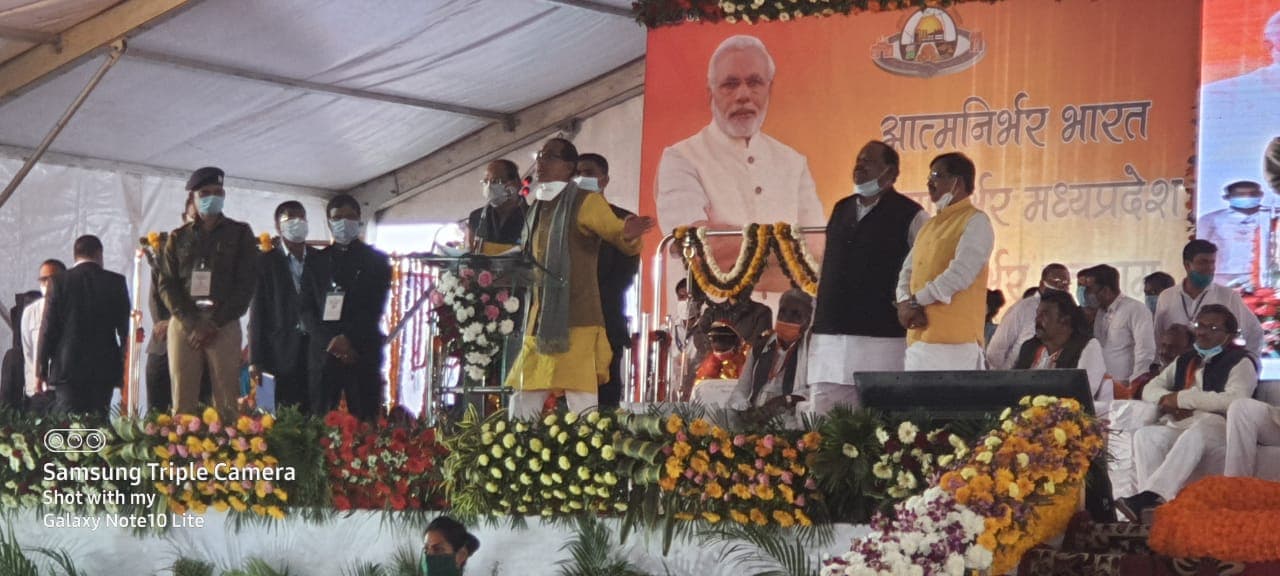 सीएम शिवराज ने रतलाम को दी करोड़ों के विकास कार्यों की सौगात, हितग्राही के घर किया भोजन