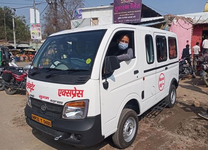 कलेक्टर सुगम एक्सप्रेस में बैठकर पहुंचे न्यू कलेक्ट्रेट, 10 रूपये किराया दिया
