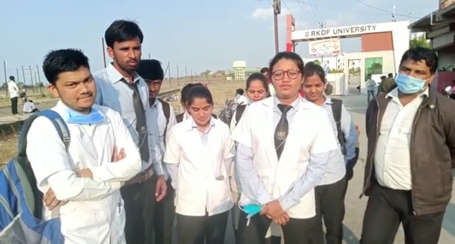 कॉलेज की तानाशाही, फीस जमा न करने पर नर्सिंग स्टूडेंट्स को परीक्षा देने से रोका