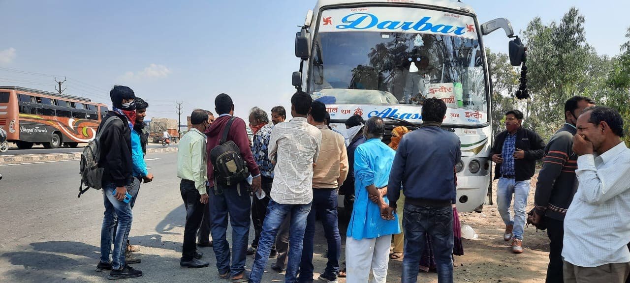सीधी बस हादसे के बाद देवास में भी जागा परिवहन अमला, सड़क पर उतरे अधिकारी 