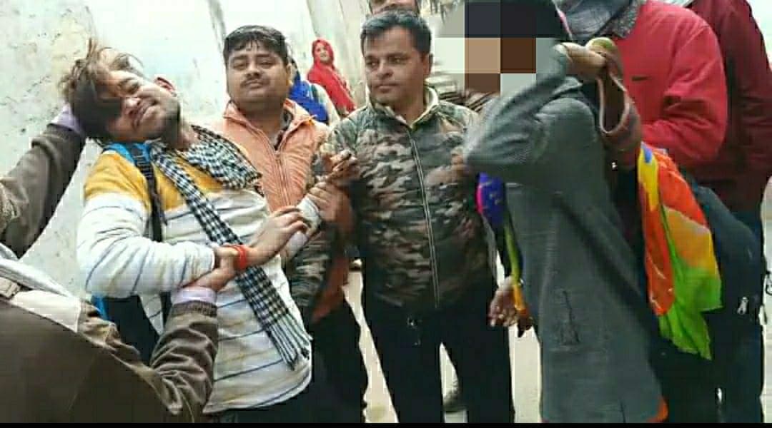 Dabra News – राह चलती लड़की को मनचले ने छेड़ा, की चप्पलों से पिटाई