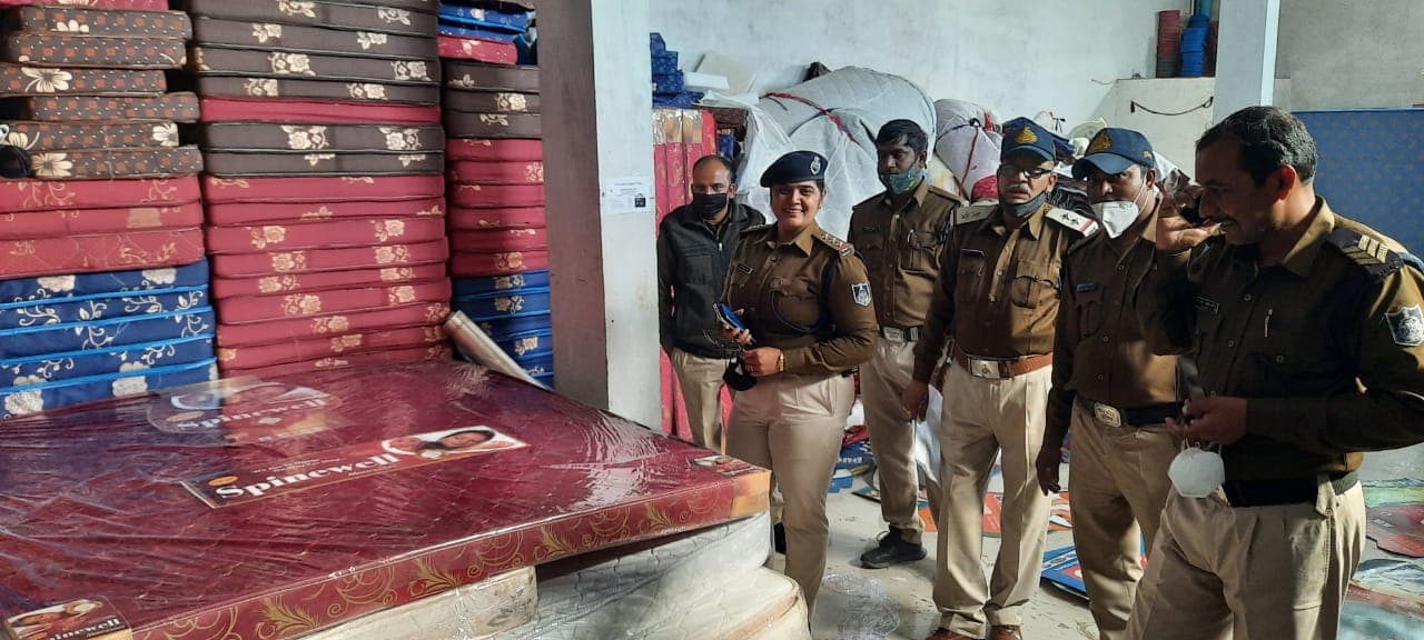 डनलप कंपनी के नाम से नकली गद्दे बनाने वाली फैक्ट्री का पर्दाफाश