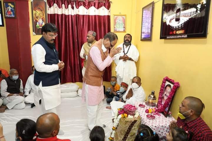 बीजेपी विधायक के घर संवेदना व्यक्त करने पहुँचे सीएम शिवराज