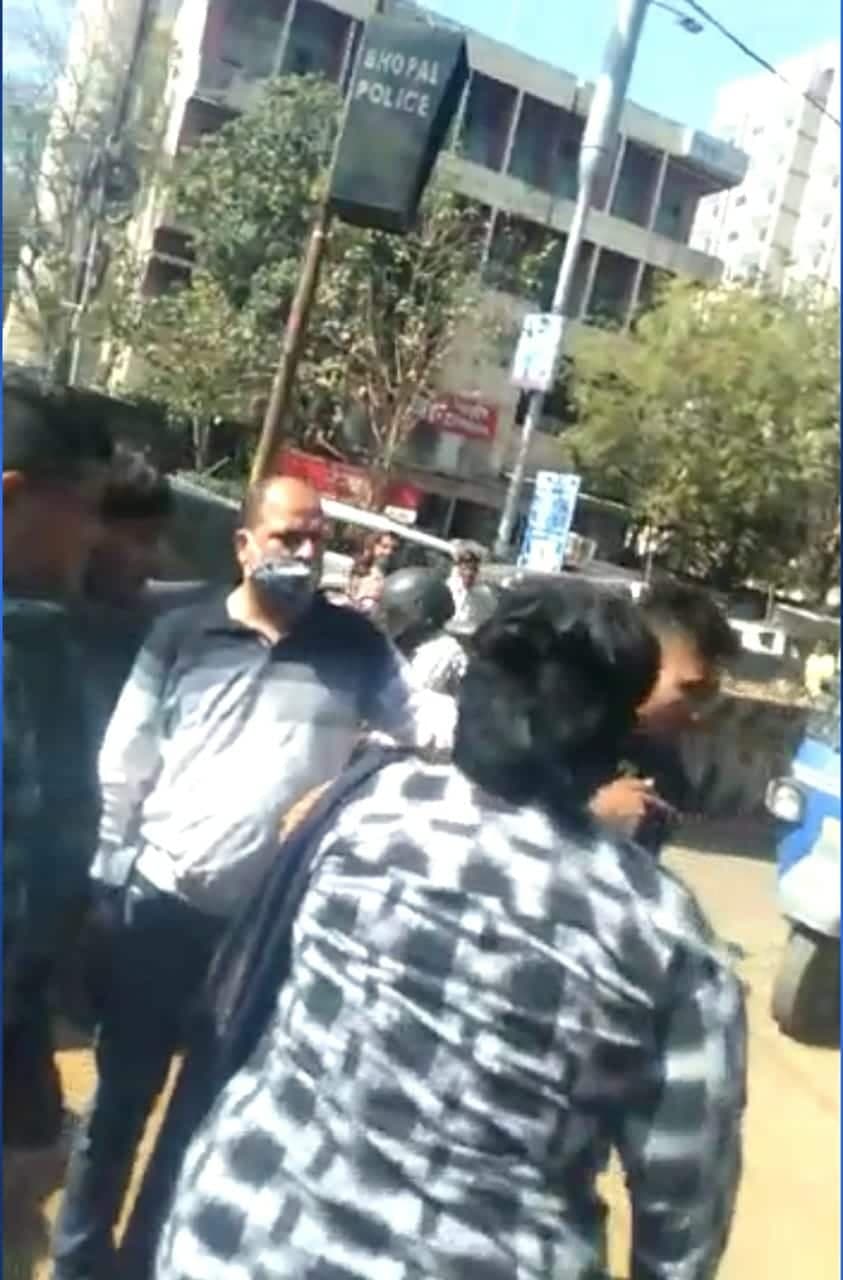 Bhopal News: लापरवाही से बाइक चला रहा था युवक, महिला ने सड़क पर की जमकर धुनाई, देखिये वीडियो