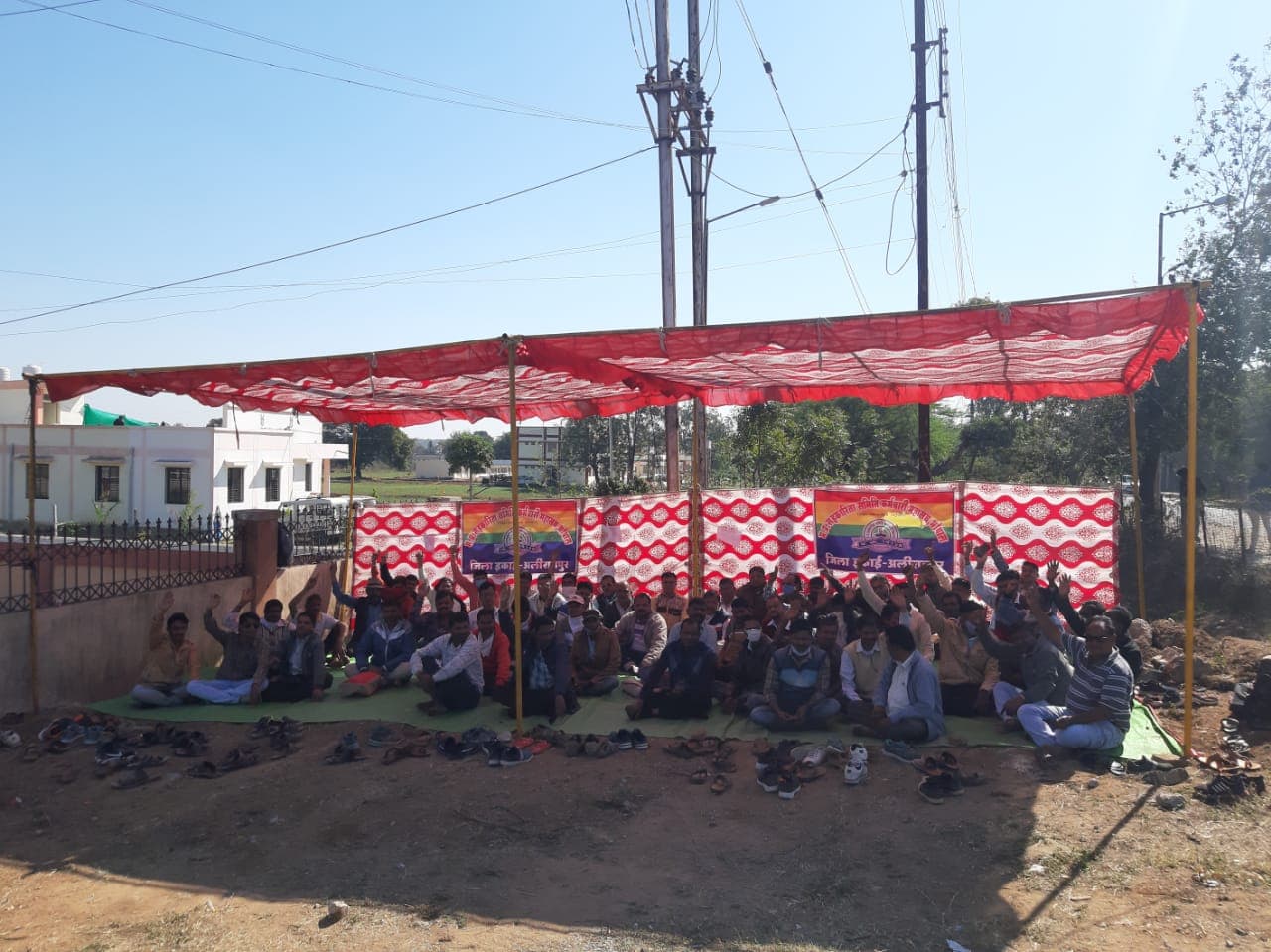 250 से ज्यादा राशन कर्मचारी अनिश्चितकालीन धरने पर, 5 लाख से अधिक लोग प्रभावित
