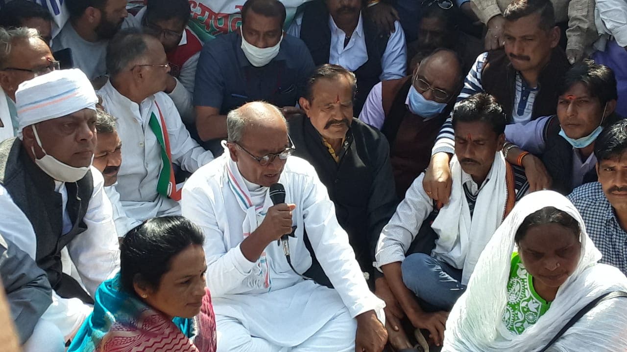 गुना में कांग्रेस के प्रदर्शन में शामिल हुए दिग्विजय सिंह, सिंधिया को लेकर कही ये बड़ी बात