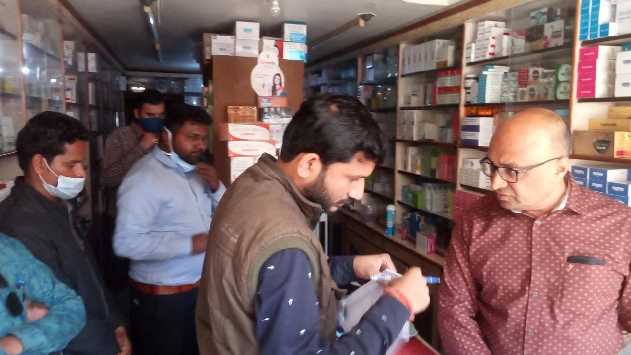 मेडिकल स्टोर पर राजस्व विभाग का छापा, लंबी शिकायतों के बाद सिर्फ दो दुकानों पर कार्रवाई