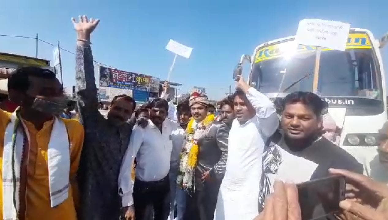 हाईवे से जा रहे दूल्हे से बारात रोकी, चक्काजाम में शामिल होकर दिया अपना समर्थन