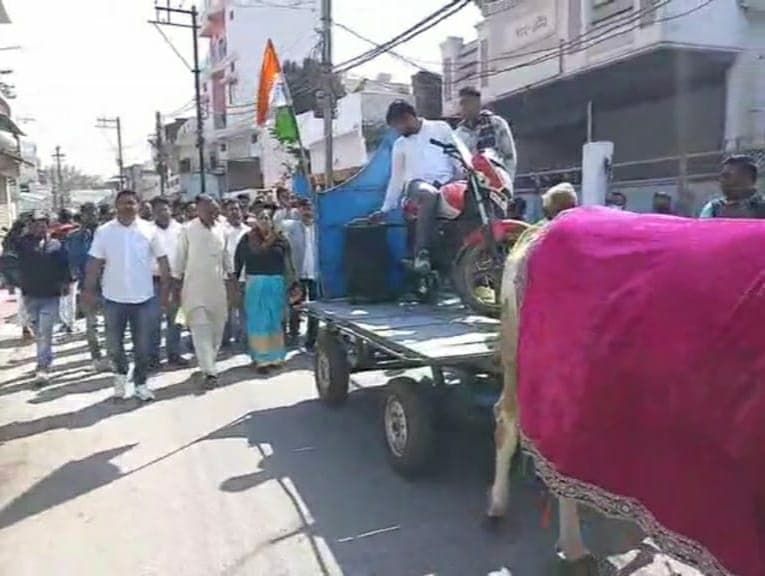 युवा कांग्रेस का अनोखा प्रदर्शन, बैलगाड़ी पर मोटरसाइकिल को रख जताया आक्रोश   