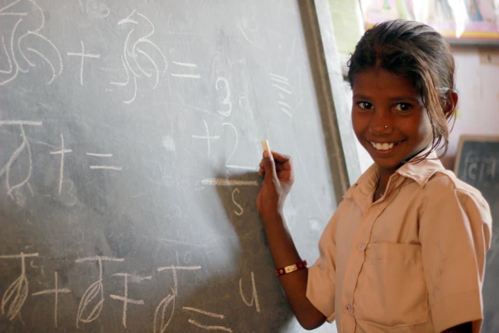 अब शिक्षा के बीच नहीं आएगी गरीबी, सरकार देगी Scholarship और Education loan