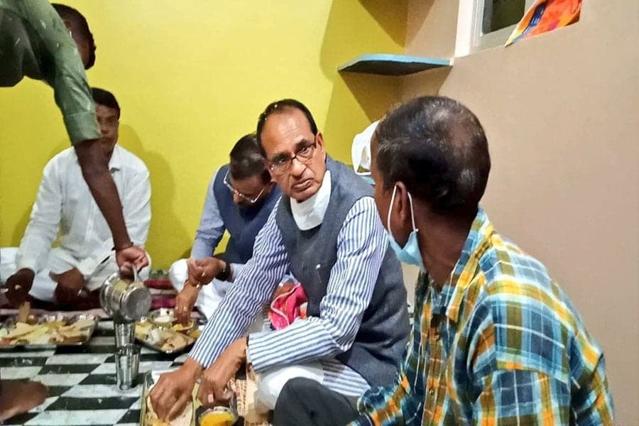 दमोह के मन्नू लाल के घर भोजन करने पहुंचे CM शिवराज सिंह, बोले-आत्मा तृप्त हो गई