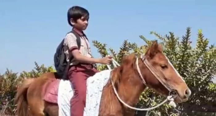 नन्हे शिवराज को सीएम शिवराज ने दिया आशीर्वाद, घोड़ी पर बैठकर जाता है स्कूल