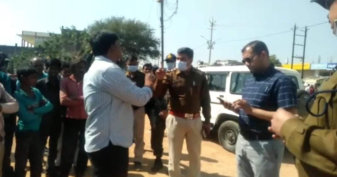नो पार्किंग पर एसडीएम ने कार्रवाई तो नाराज हुए मजदूर, काम बंद किया