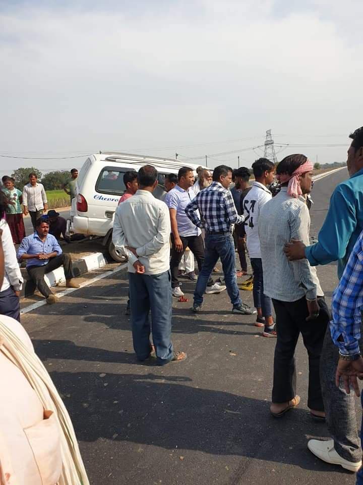 दो कारों की भीषण भिड़ंत में पिता पुत्री की मौत, पत्नी और दूसरी बेटी गंभीर