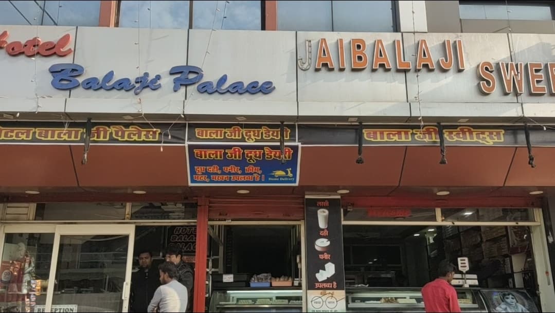 तीन हथियारबंद बदमाशों ने होटल में की तोड़फोड़, पैसे लूटे, सीसीटीवी में कैद घटना