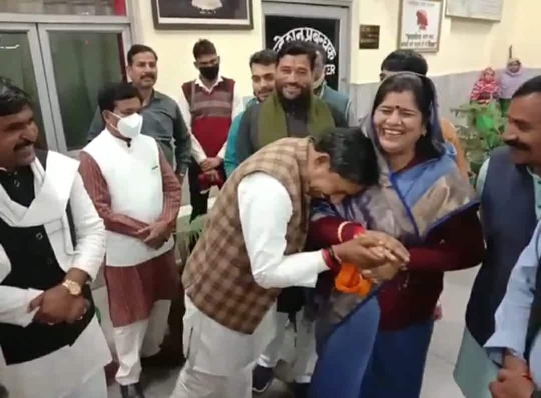 पूर्व मंत्री इमरती देवी का हाथ पकड़कर हंसी ठिठोली करते दिखे शिवराज के राज्य मंत्री, देखें वीडियो