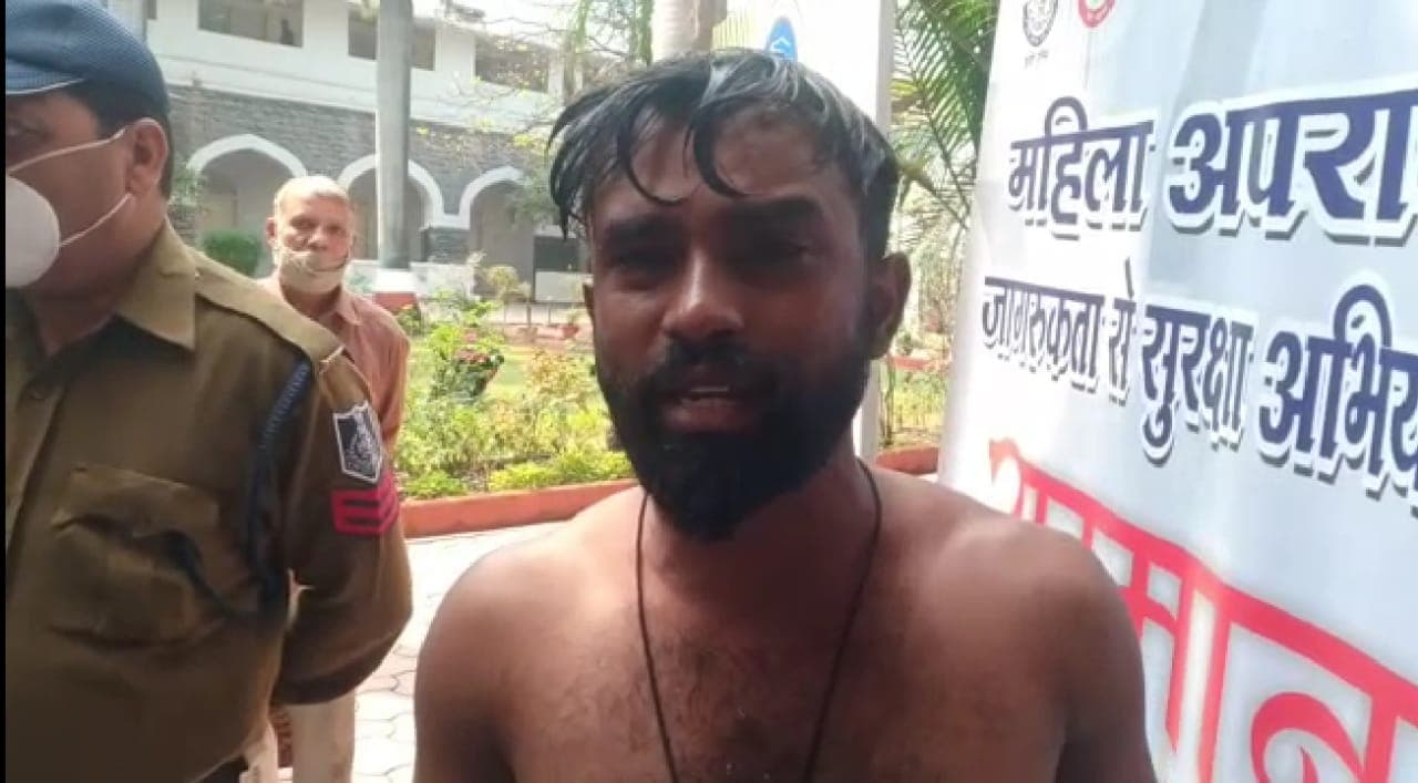 Indore News : पुलिस जनसुनवाई में युवक ने किया आत्मदाह का प्रयास, मचा हड़कंप