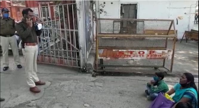 Jabalpur : बच्चों के साथ थाने के सामने धरने पर बैठी मां, पुलिस से लगाई मदद की गुहार