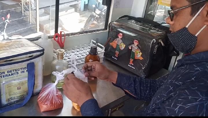 चलित लैब में हुई खाद्य पदार्थों की जांच, दुकानदारों को दिए साफ-सफाई के निर्देश