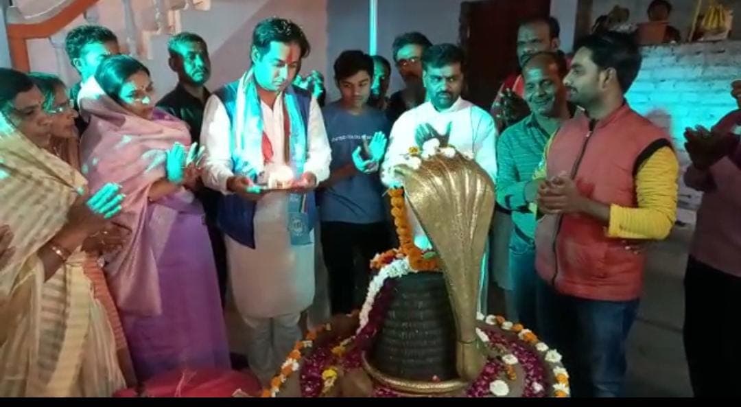 सिंधिया के गढ़ में जयवर्धन सिंह का शक्ति प्रदर्शन, मंदिर में दर्शन किए मजार पर झुकाया सिर