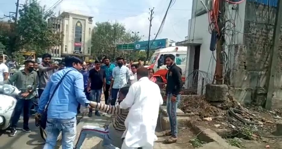 Indore – शातिर जेबकतरे की जनता ने की जमकर पिटाई, वीडियो वायरल