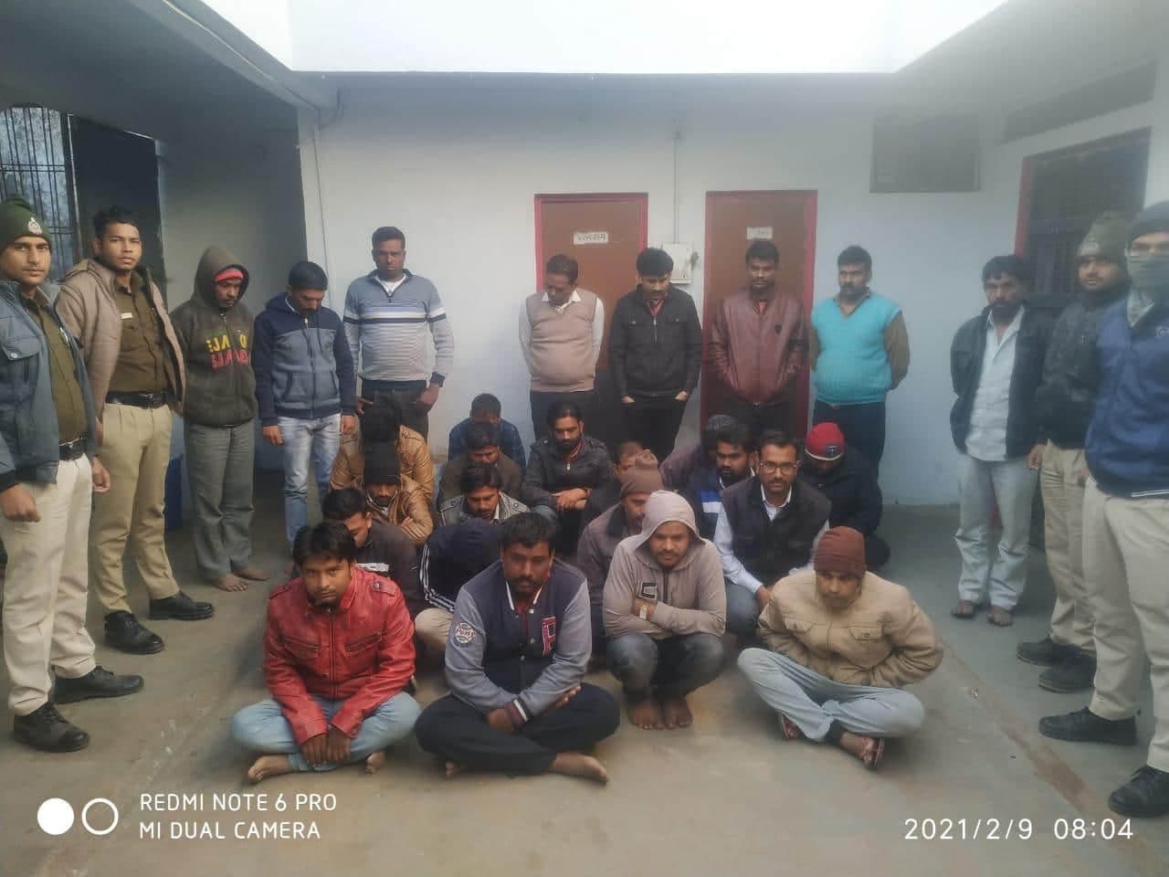 पुलिस ने 26 जुआरियों को दबोचा, 18 लाख से अधिक की सामग्री जब्त