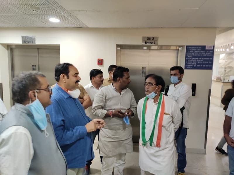 VIDEO : अस्पताल की अचानक लिफ्ट गिरी, बाल बाल बचे कमलनाथ और कांग्रेस विधायक