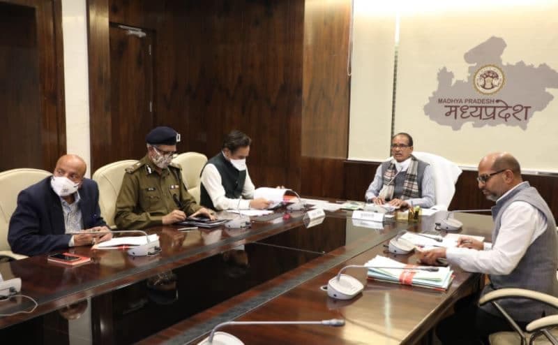 सीएम के निर्देश- किसान का भुगतान न हो तो दोषी की संपत्ति नीलाम कर भुगतान कराएं